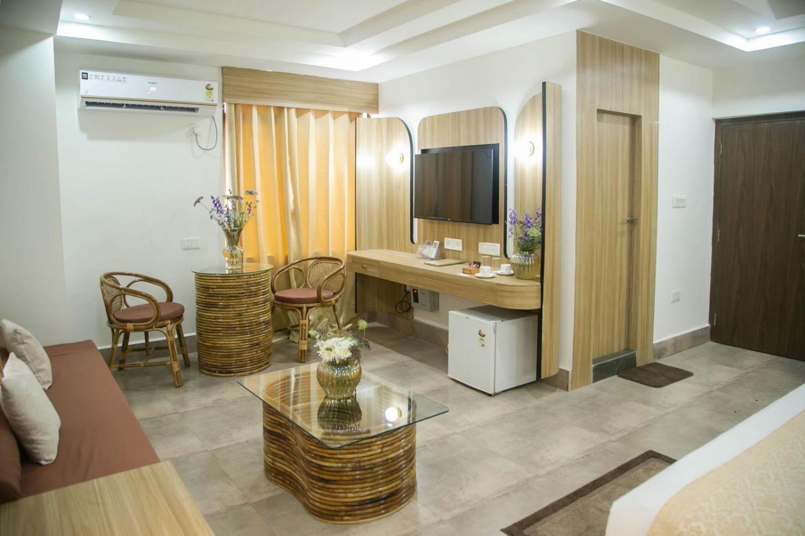 Hotel Lake Shilloi Dimāpur Exteriör bild