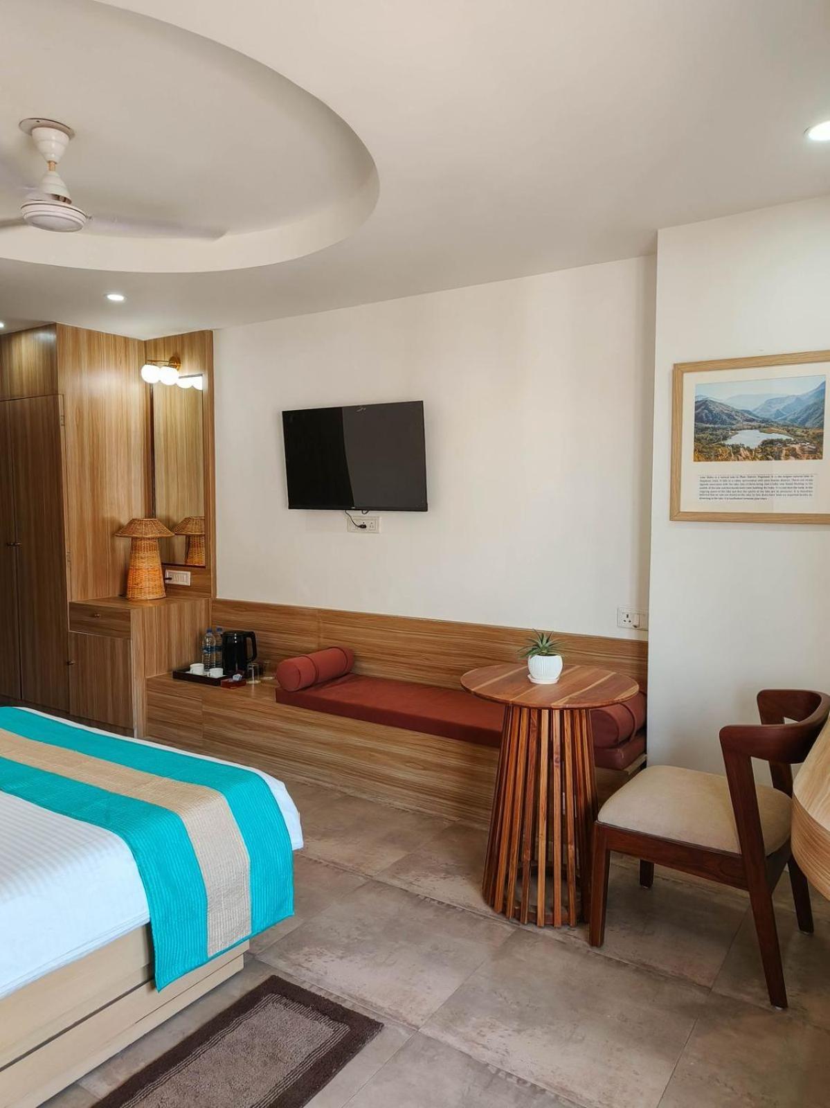 Hotel Lake Shilloi Dimāpur Exteriör bild